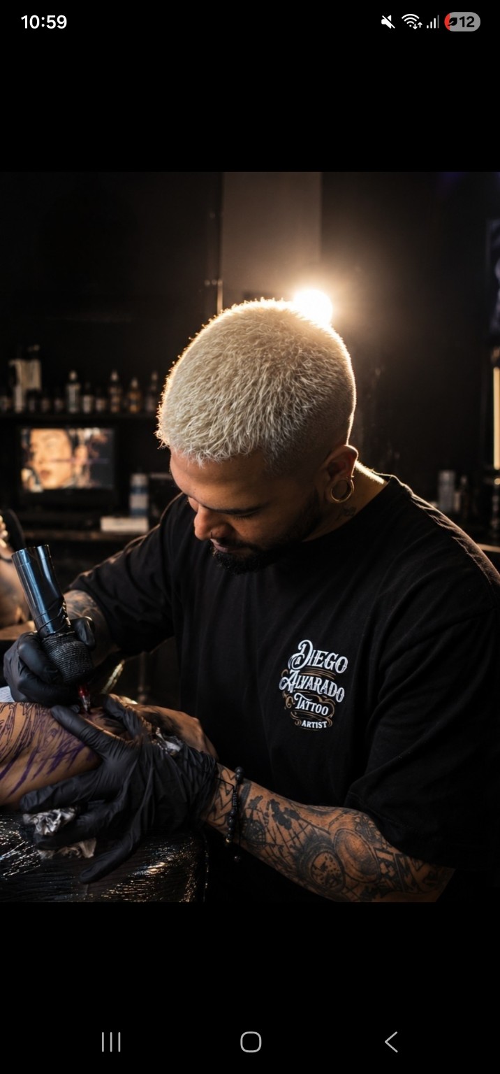 Diego tatuando